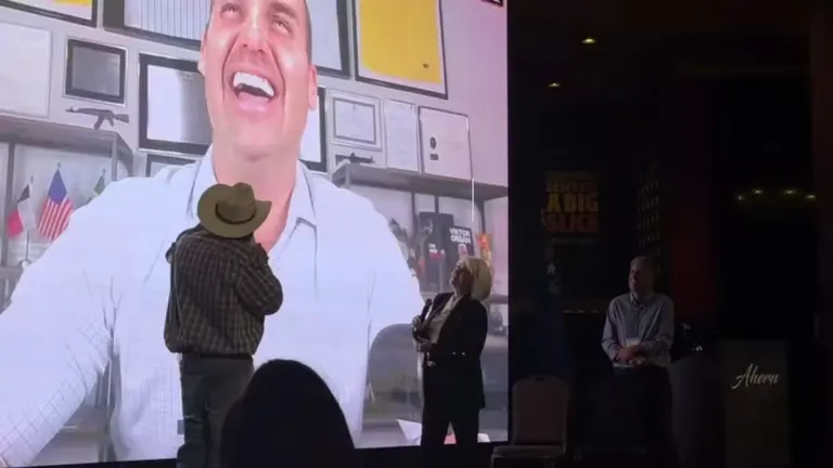 Eduardo Bolsonaro exibe Dark Horse nos EUA enquanto PF investiga milhões de Vorcaro ligados ao filme