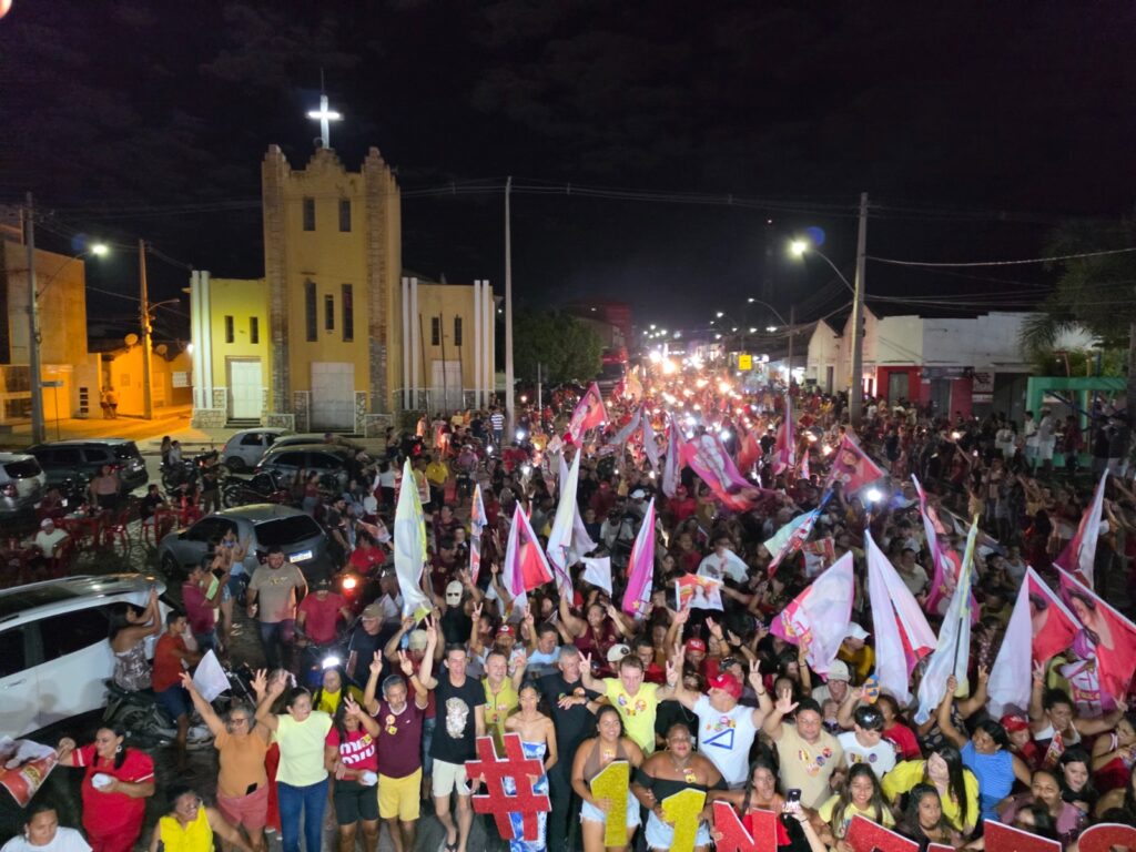 Em Aparecida, passeata e carreata reúnem multidão na reta final da campanha