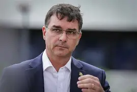 Dossiê de ex-sócio revela rede de favores, prostituição, orgias, mimos de luxo e pressões contra Flávio Bolsonaro