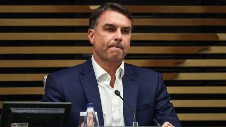 Flávio Bolsonaro se cala após acusações de orgias com prostitutas, Rolex de R$ 305 mil e suposto lobby no STF