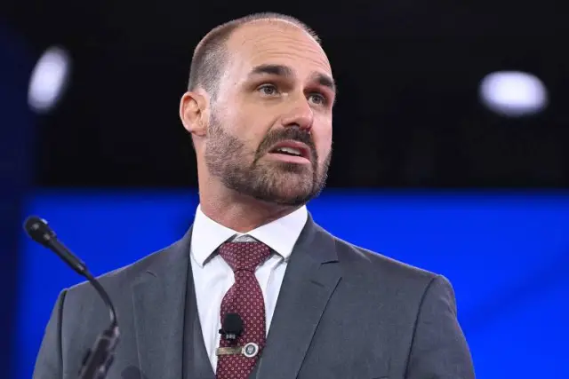 Eduardo Bolsonaro insinua que será chanceler de Flávio