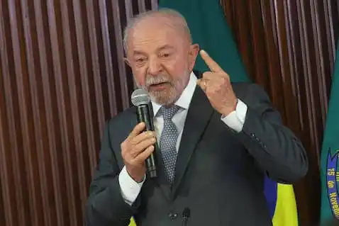 Lula diz que Flávio Bolsonaro é ‘vira-lata’ e mandou irmão aos EUA para falar mal do Brasil