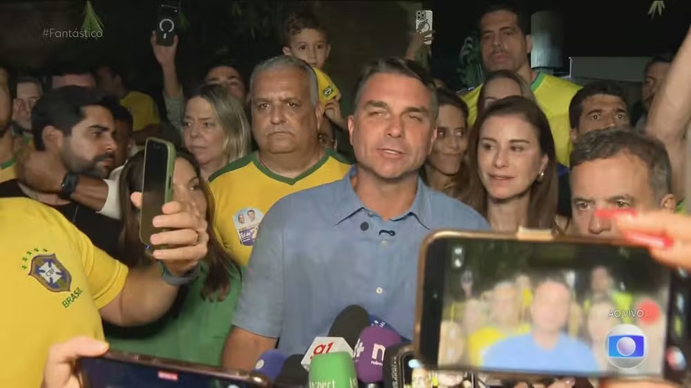 Flávio Bolsonaro diz estar 'muito feliz' com resultado do primeiro turno: 'O Brasil quer mudança'
