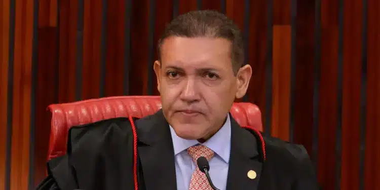 Extra Urgente: Nunes Marques avalia libertar Bolsonaro