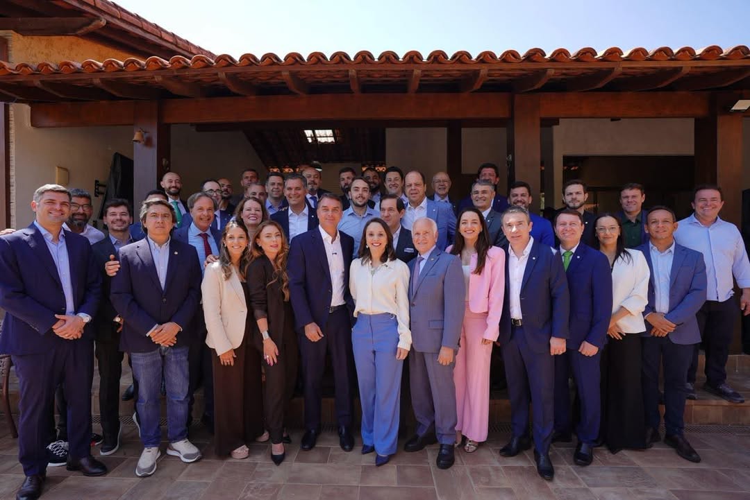 Com presença de Romero, Podemos oficializa apoio a Flávio Bolsonaro; Ruy fica de fora do ato