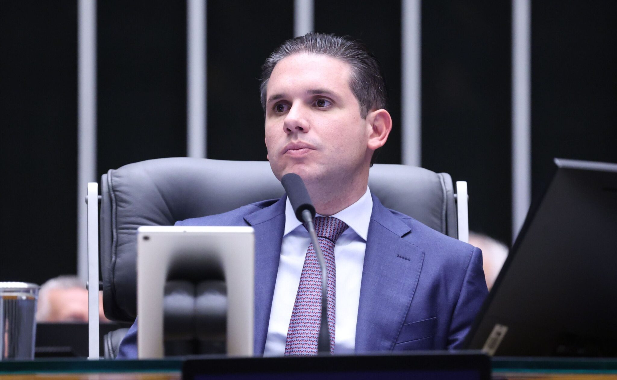 Motta recebe deputados novatos e articula com Centrão e PT reeleição ao comando da Câmara