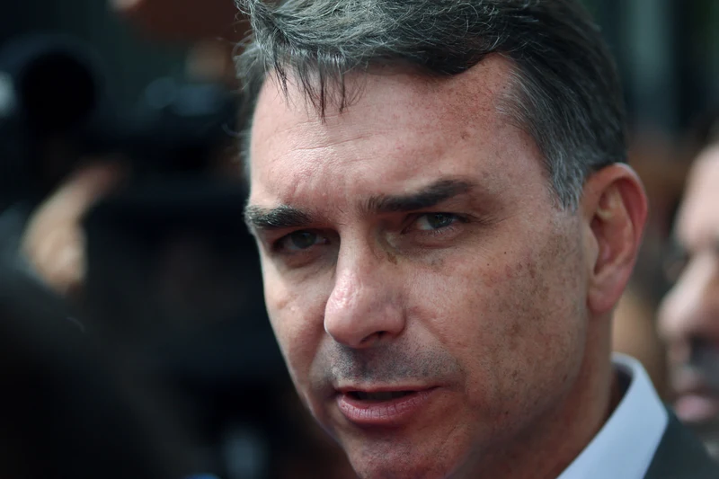 Moraes ordena que Flávio Bolsonaro entregue passaportes
