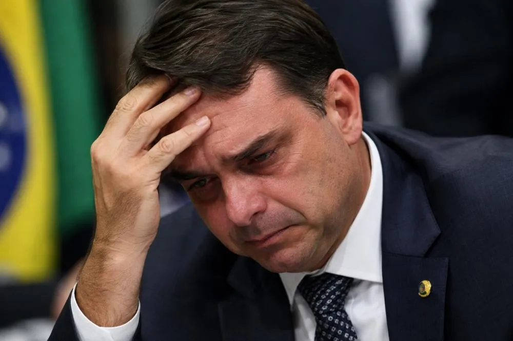 FLÁVIO BOLSONARO SOB PRESSÃO: RESTRIÇÕES JUDICIAIS E SUSPEITAS LEVANTAM QUESTIONAMENTOS SOBRE A POSSIBILIDADE DE PARAR NA CADEIA