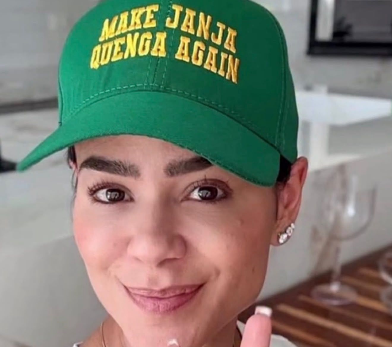 Ex-primeira-dama de Patos, Mirna Noia gera polêmica ao posar com boné ofensivo contra Janja e sofre críticas nas redes sociais; veja