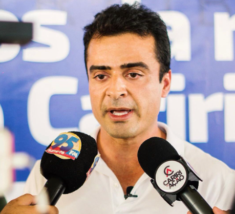 Filho de Wellington Roberto diz ter vergonha de voto em Flávio após fuga do país