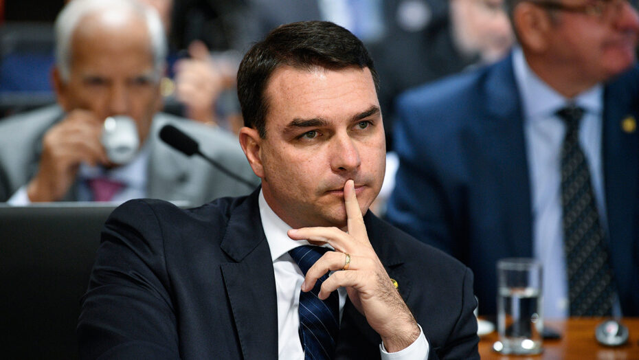 MINISTÉRIO PÚBLICO DENUNCIA FLÁVIO BOLSONARO POR ORGANIZAÇÃO CRIMINOSA, PECULATO E LAVAGEM DE DINHEIRO