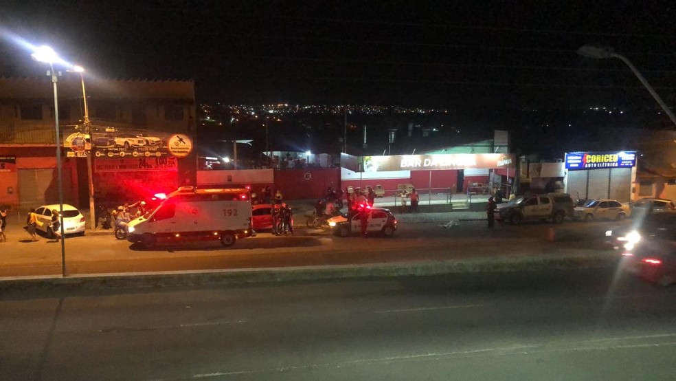 MULHER MORRE NA FRENTE DA FAMÍLIA APÓS SER ATINGIDA POR BALA PERDIDA AO SAIR DE BAR DE NATAL