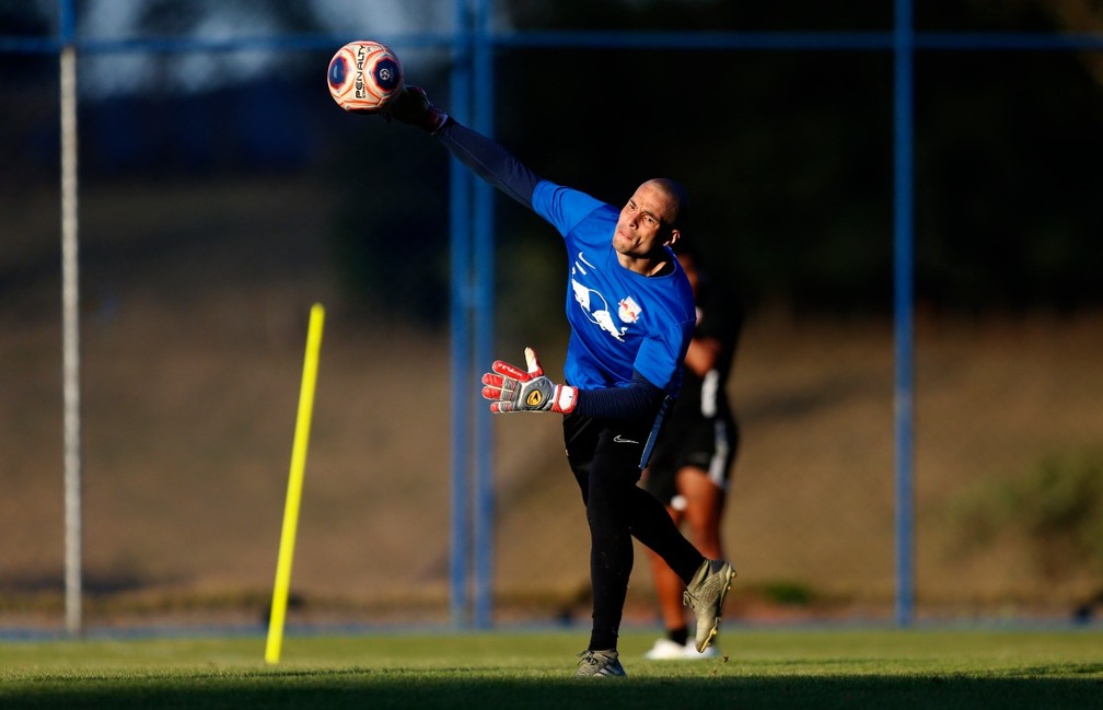 Goleiro Júlio César é diagnosticado com Covid-19 e desfalca o Bragantino