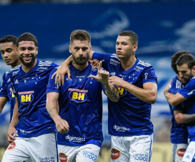 Sobis brilha, Cruzeiro espanta má fase no Mineirão e mantém vivo o sonho do acesso