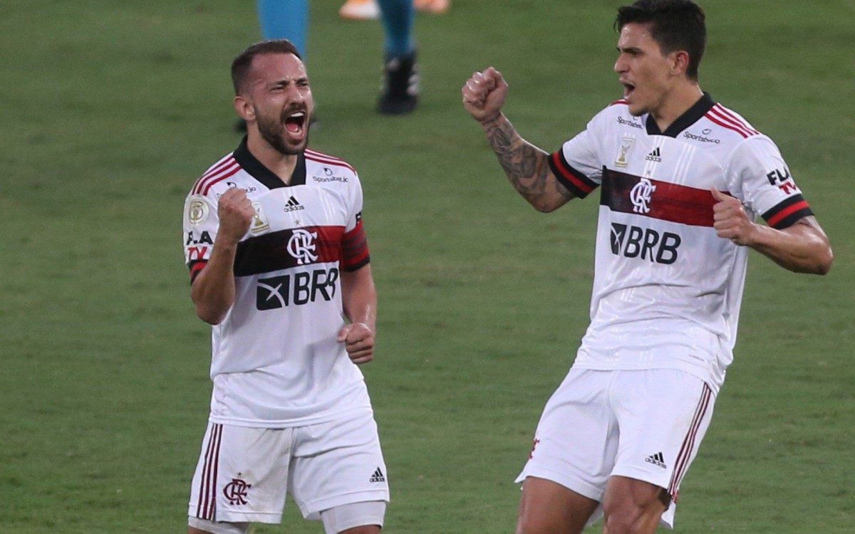 FLAMENGO VENCE CLÁSSICO, FICA EM TERCEIRO E COMPLICA AINDA MAIS SITUAÇÃO DO BOTAFOGO