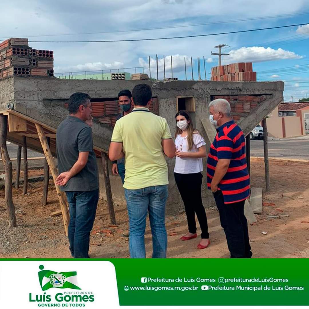 Prefeita Mariana e prefeito eleito Tututa visitam obras em andamento em Luis Gomes/RN
