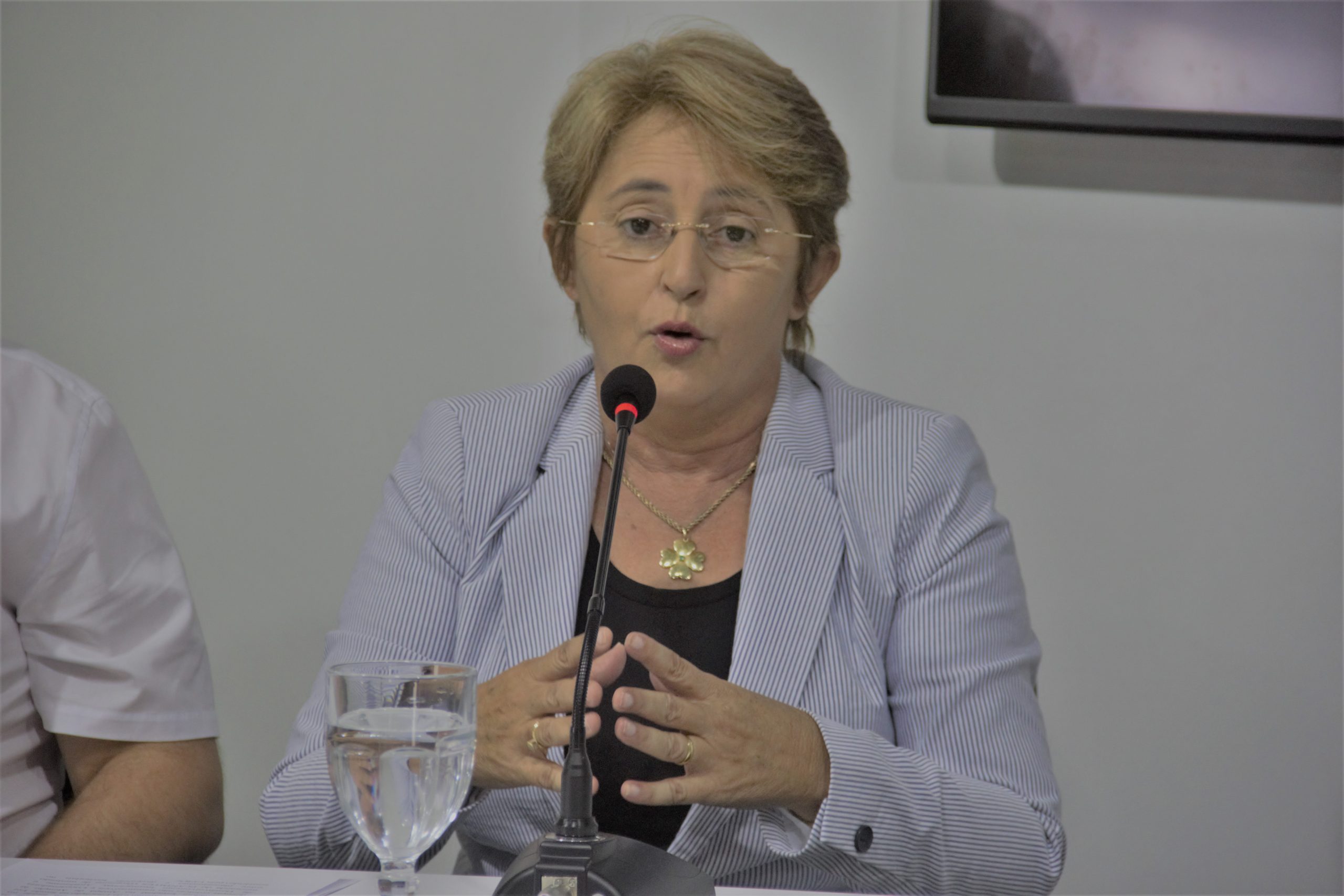 Prefeita Leninha  Romão anuncia aumento para os profissionais da limpeza pública em Uiraúna