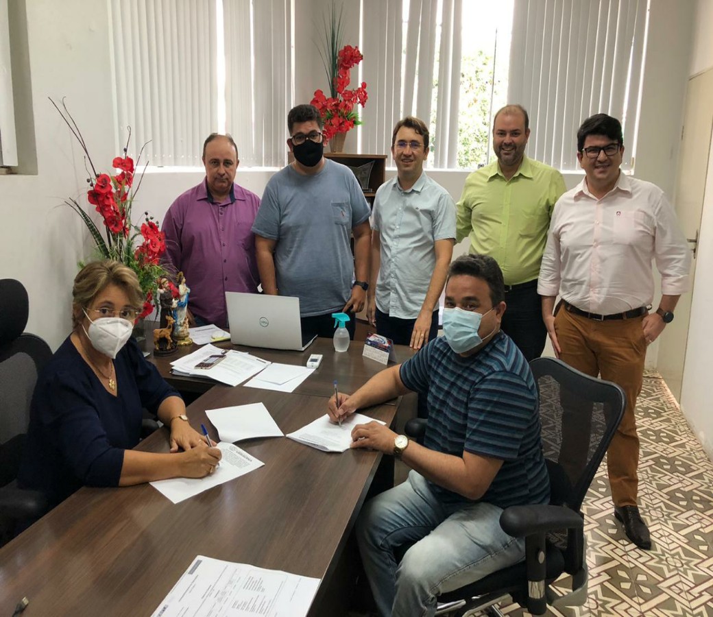 Prefeita Leninha Romão assina ordem de serviço para dá continuidade na obra de reforma e ampliação do Estádio Municipal.