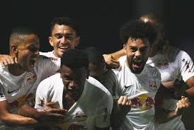 Bragantino goleia por 4 x 1 e complica o Vasco na tabela do Brasileirão
