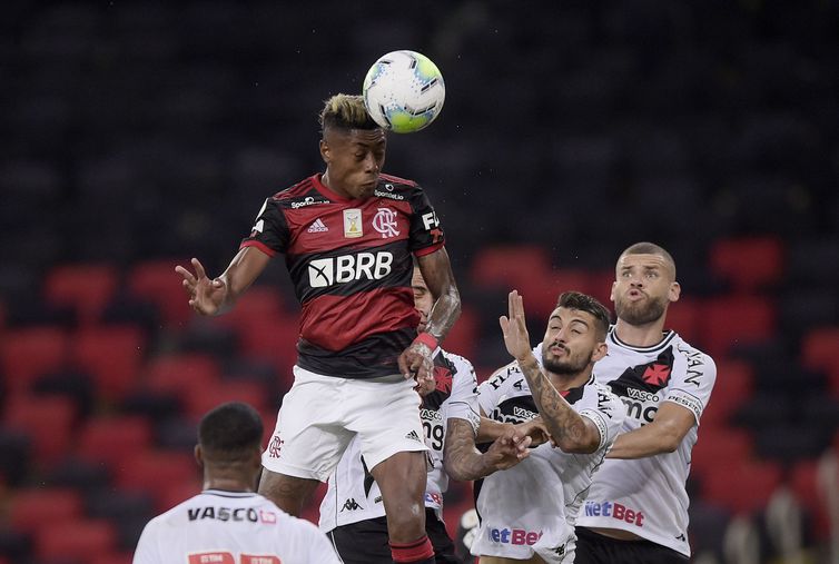 Flamengo vence Vasco no Maracanã e cola no líder Inter