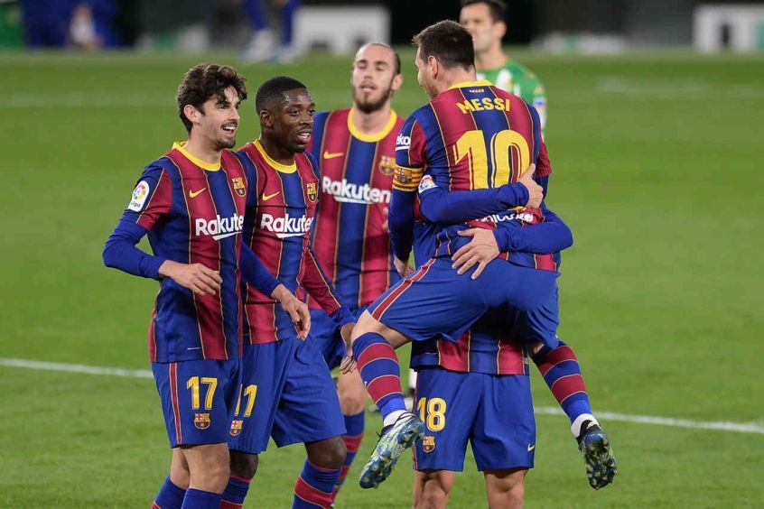 Messi sai do banco, muda o jogo e Barcelona vence o Betis no Espanhol