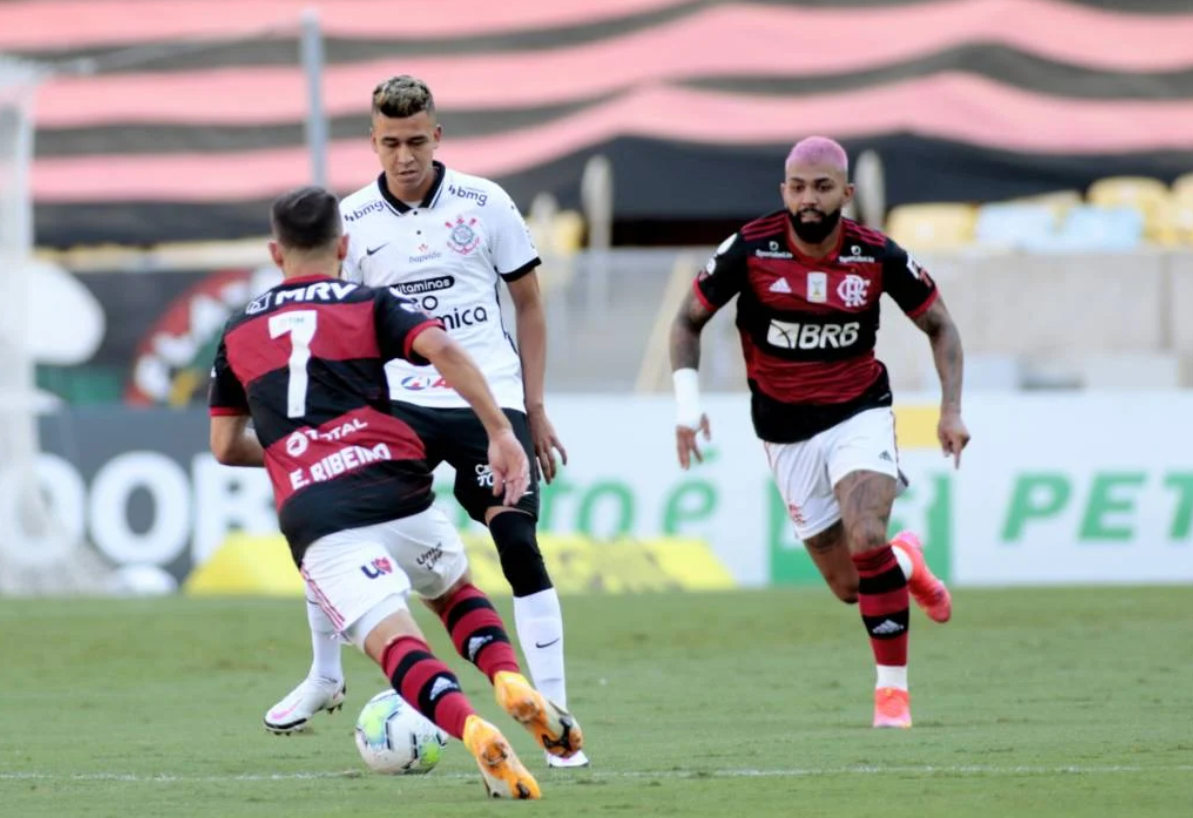 Flamengo vence, mantém sonho do Bi e complica o Corinthians