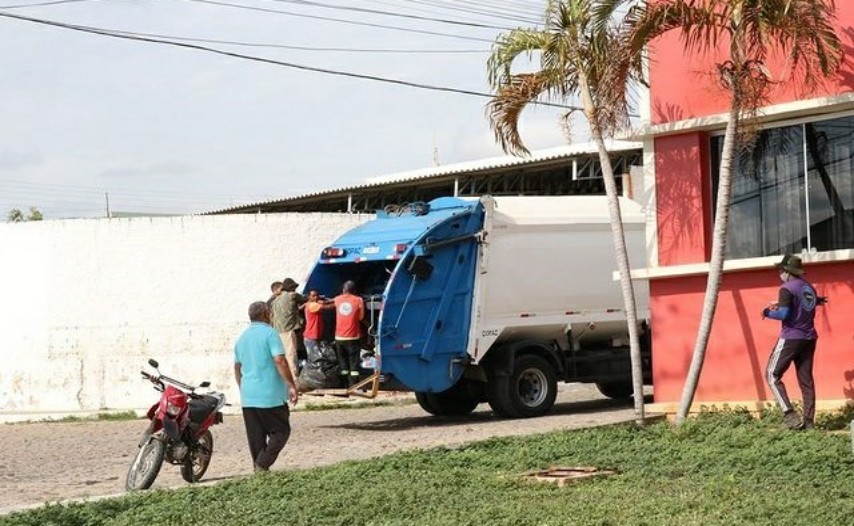 Empresa inicia coleta do lixo com carro compactador