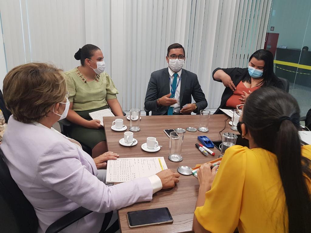 Em visita a Brasília, Prefeita Leninha Romão entrega o Projeto ‘Padaria Escolar’ ao Governo Federal