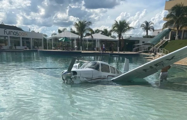 Avião monomotor cai em piscina de resort e deixa três pessoas feridas