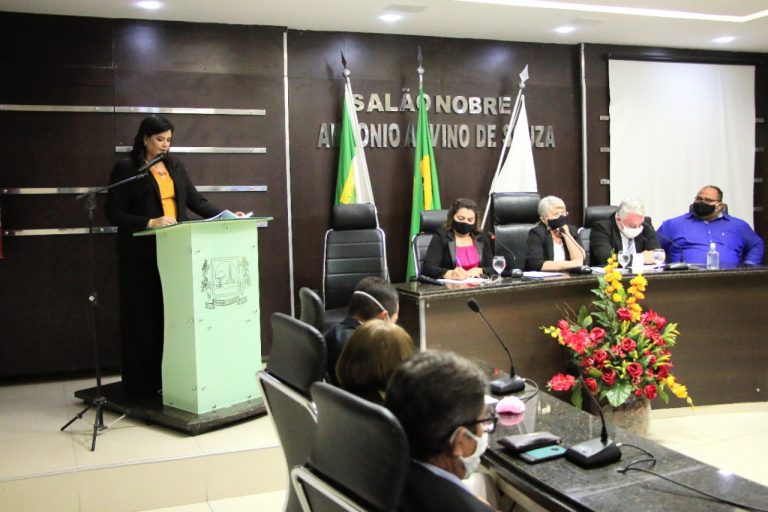 Marianna destaca a importância do diálogo e apresenta projetos para Pau dos ferros/RN durante discurso aos vereadores