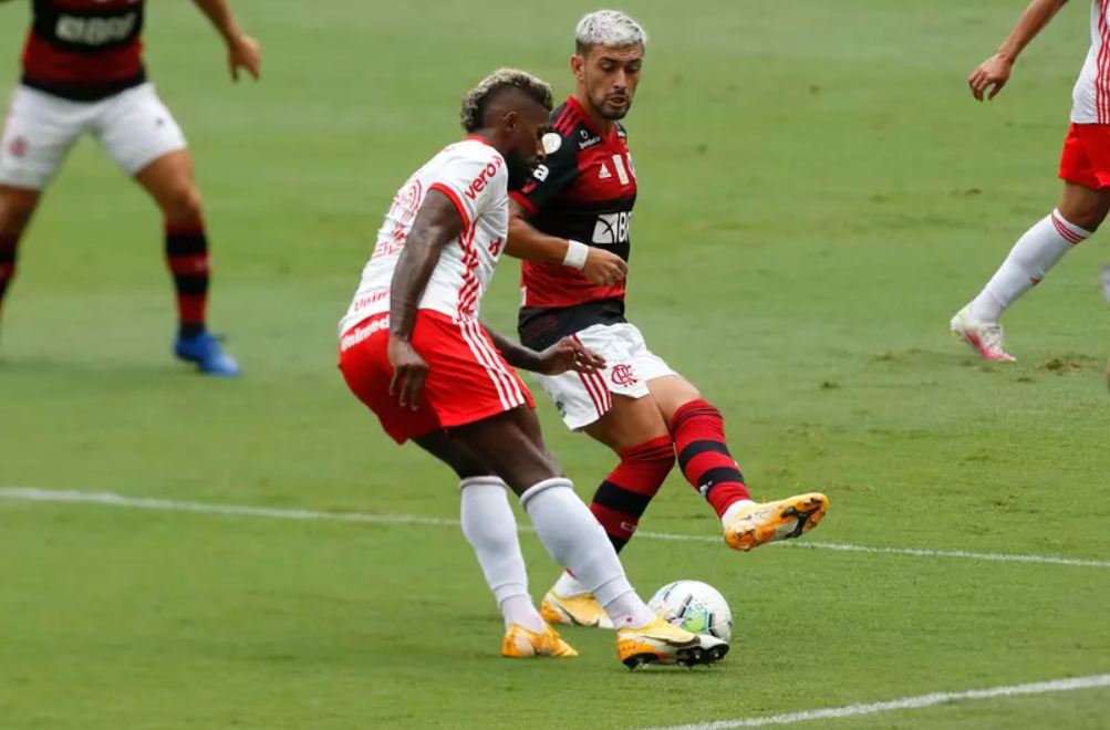 Flamengo vence Internacional de virada e fica perto do bicampeonato brasileiro