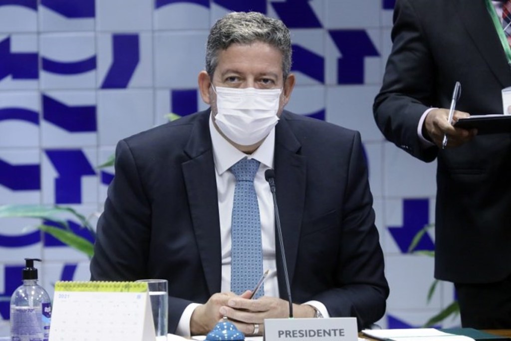 Lira pede a governadores que 100% das emendas sejam para Covid