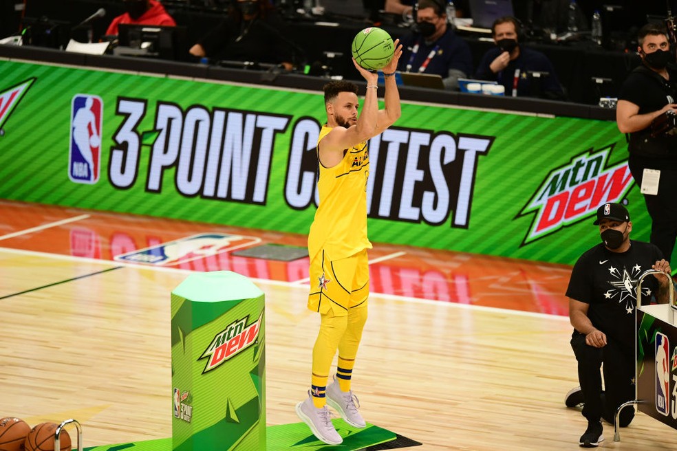 Steph Curry leva o título do torneio de 3 pontos do All-Star Game no último arremesso