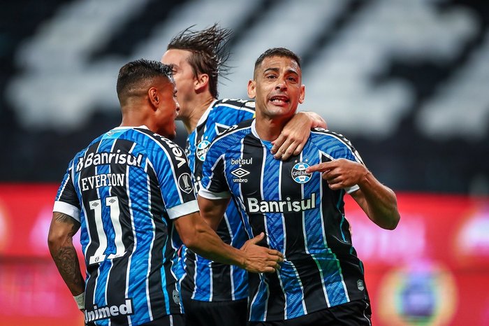 Com três de “Showza”, Grêmio massacra e encaminha classificação