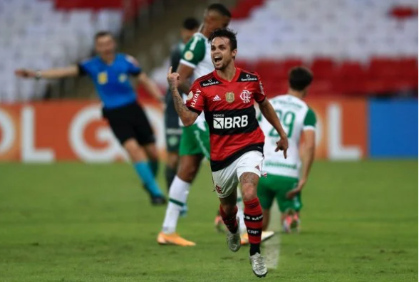 Com Renato de olho, Flamengo vence Chapecoense, de virada, no Maracanã