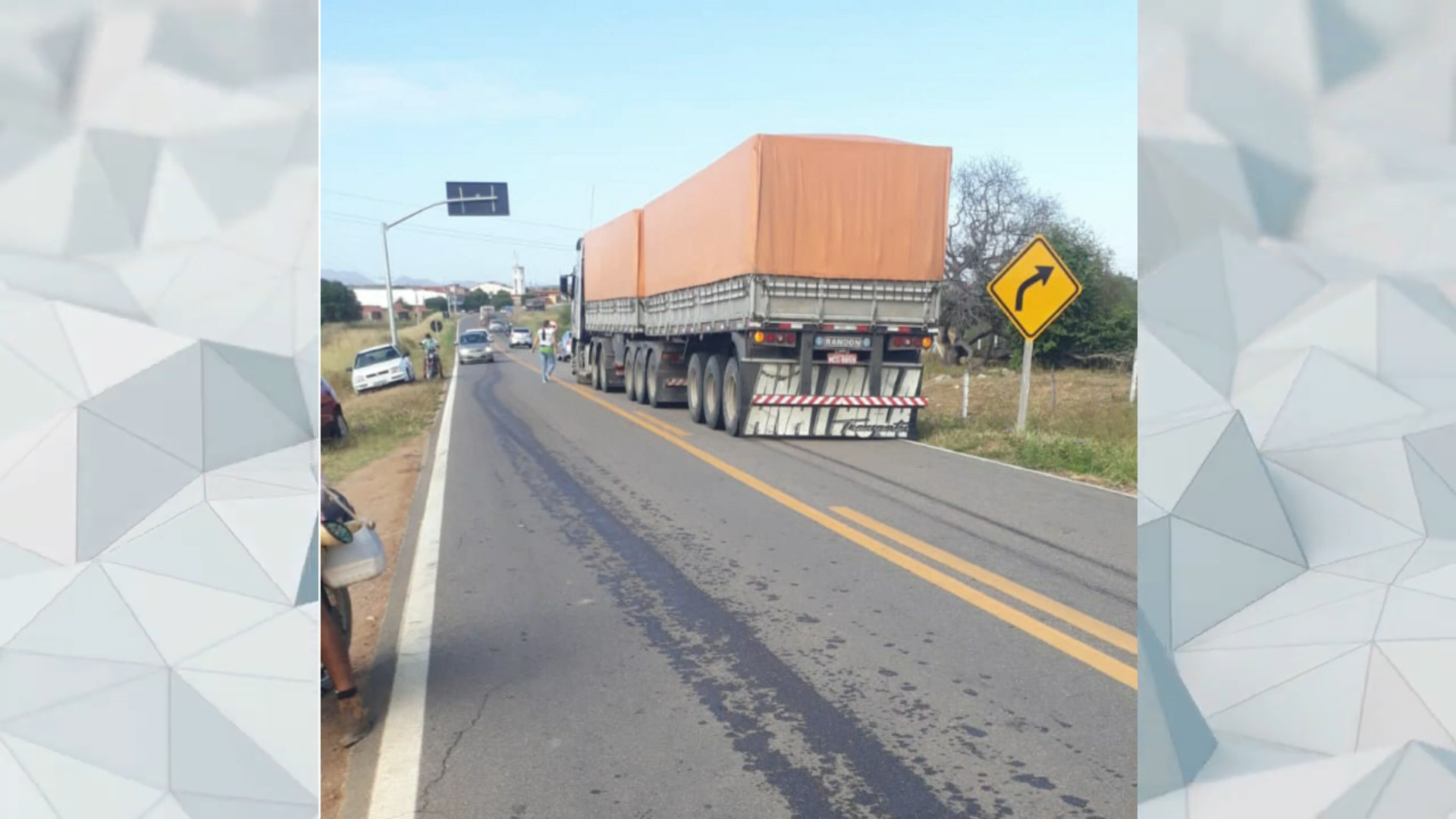 VEJA VÍDEO: Ciclista morre ao ser atingido por carreta na BR-405, na zona rural de José da Penha, RN