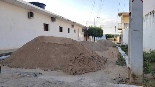 Prefeitura inicia calçamento em rua no Centro de Uiraúna