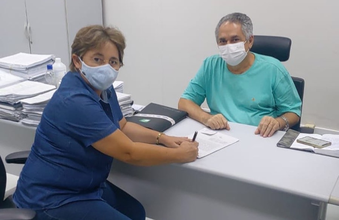 UIRAÚNA-PB: Prefeita Leninha Romão assina aditivo de prazos das adutoras de Areias, Cafundó e Canadá