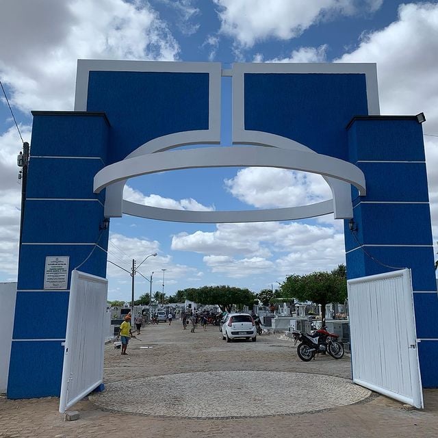 Prefeitura de Uiraúna realiza revitalização e pintura no Campo Santo Jesus Maria e José, para o Dia de Finados.