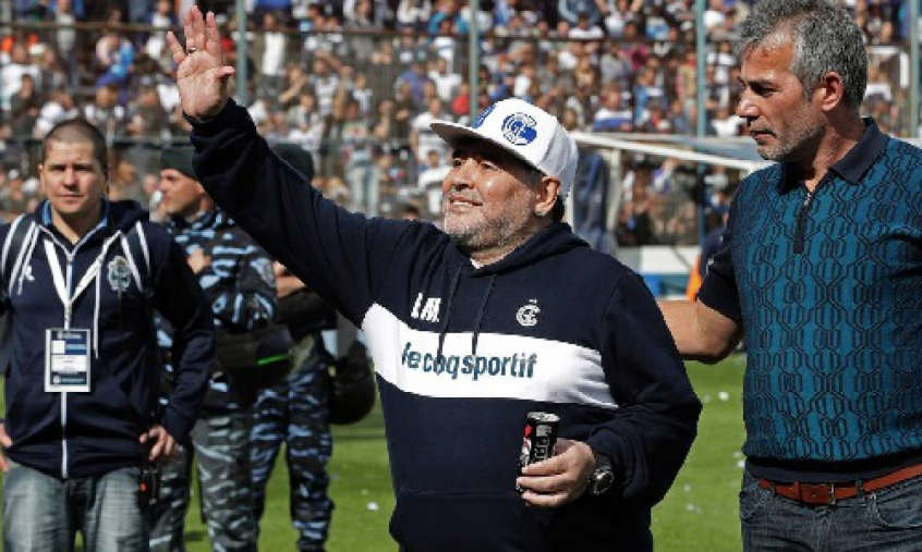 Maradona foi enterrado sem coração, diz jornalista