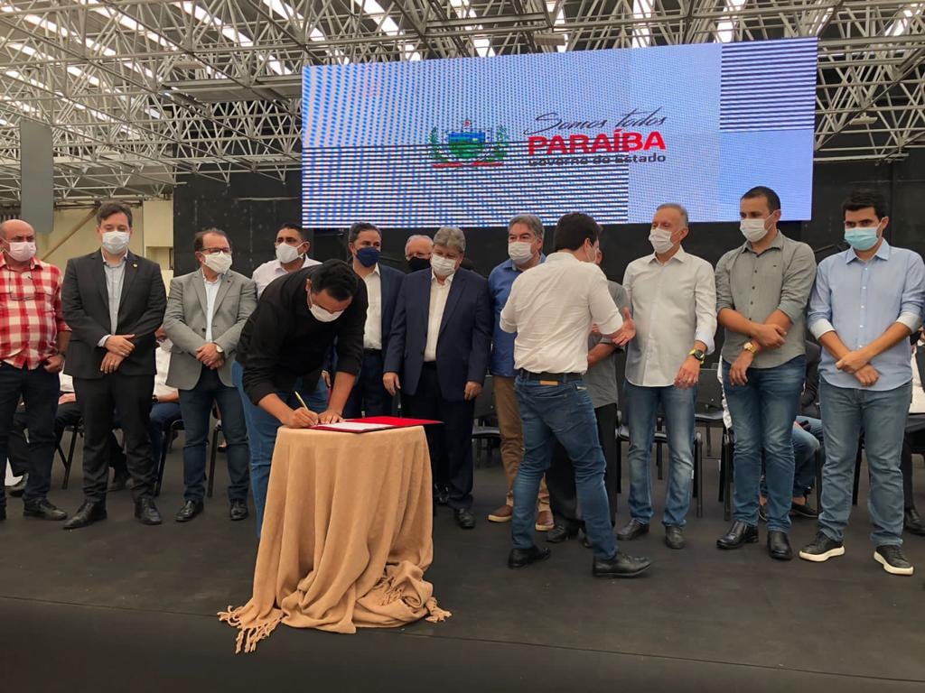 Convênio assinado pelo vice-prefeito Mardonio Ferreira garante pavimentação asfáltica para Poço Dantas
