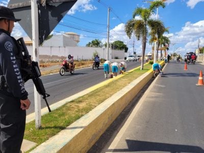 Presos são levados para pintar meio fio em Pau dos Ferros no programa “Reciclando Vidas”
