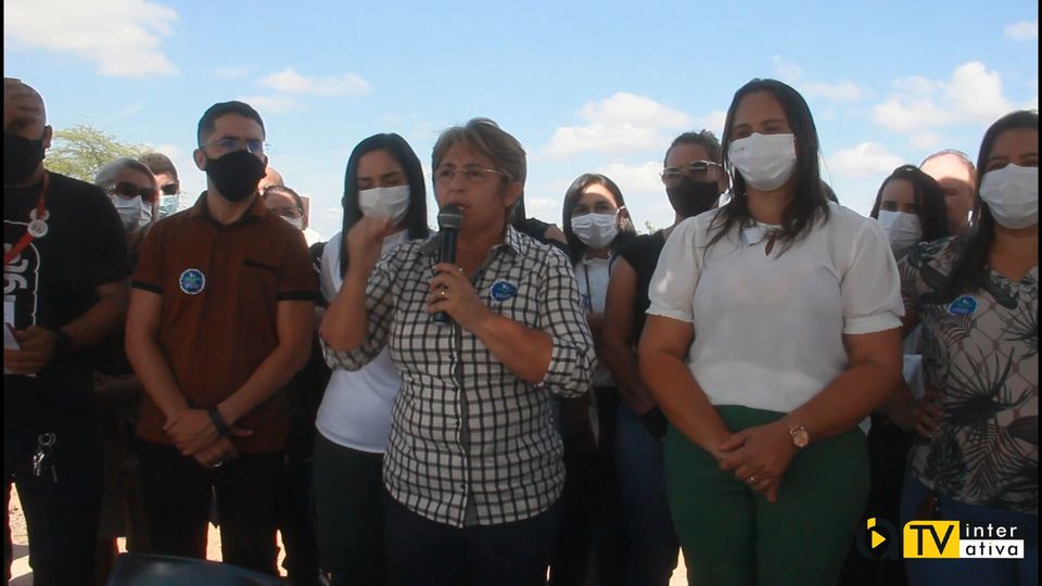 Veja vídeo: Prefeita Leninha Romão assina O.S para construção de escola em Uirauna