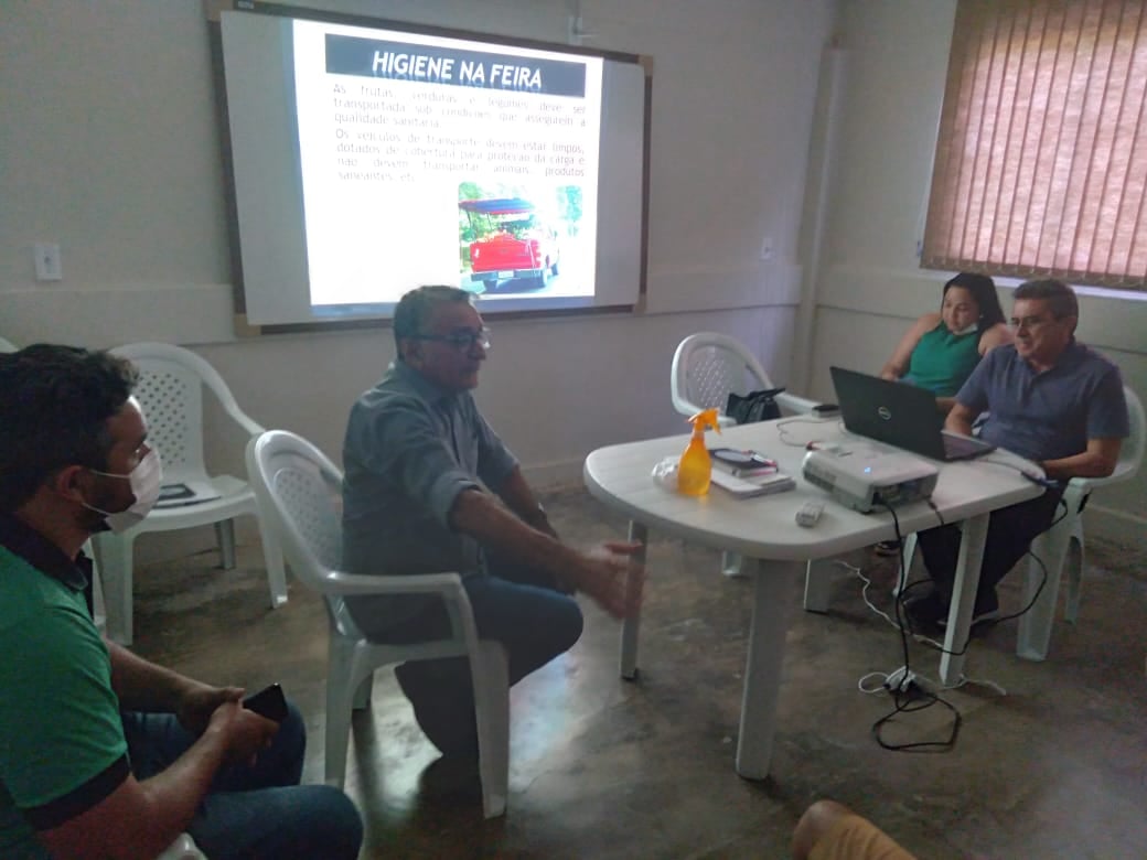 Prefeito Itamar Moreira faz reunião com feirantes para volta da Feira do Agricultor Familiar de Poço Dantas