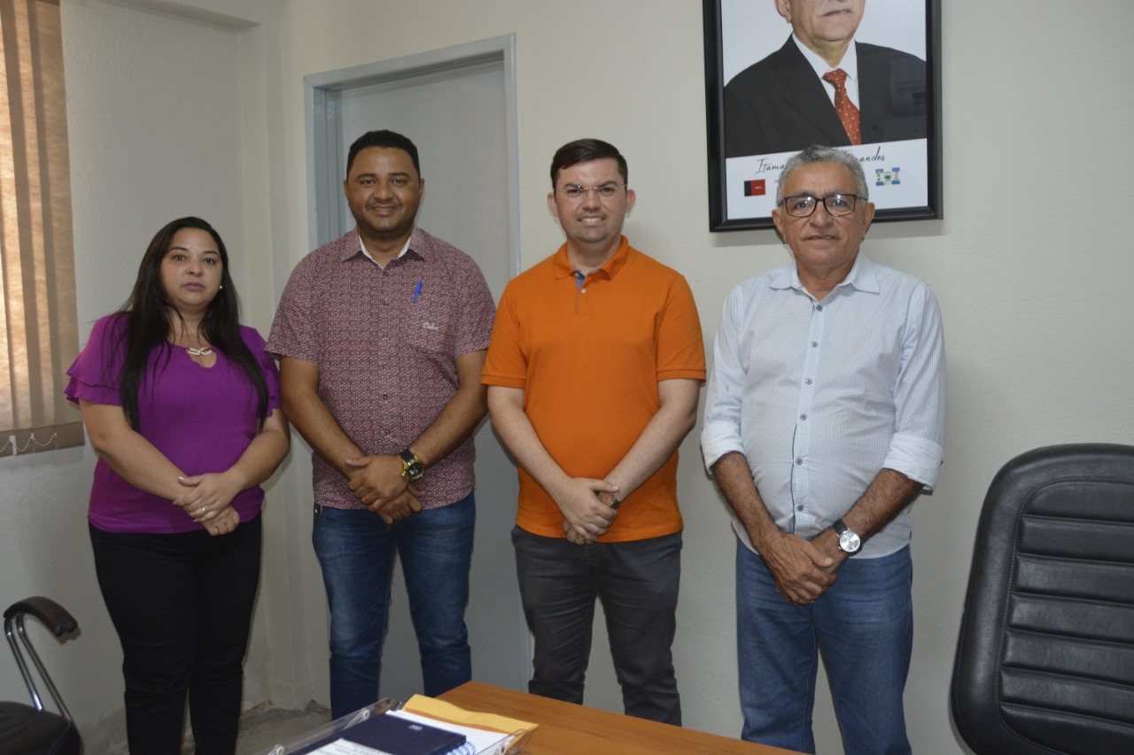 Prefeito Itamar Moreira recebe visita do novo pároco da cidade de Poço Dantas