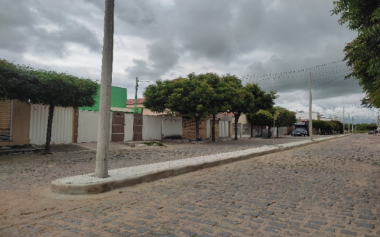 Obra de construção do canteiro central na Rua Major José Fernandes em Uiraúna segue em ritmo acelerado.