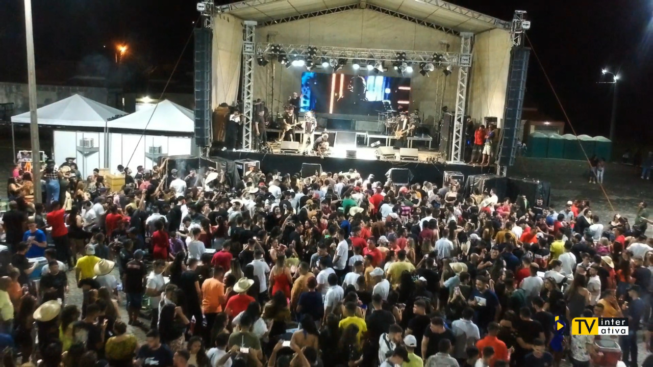 Multidão lota a praça “Bom será” na tradicional festa de Maio em Água Nova