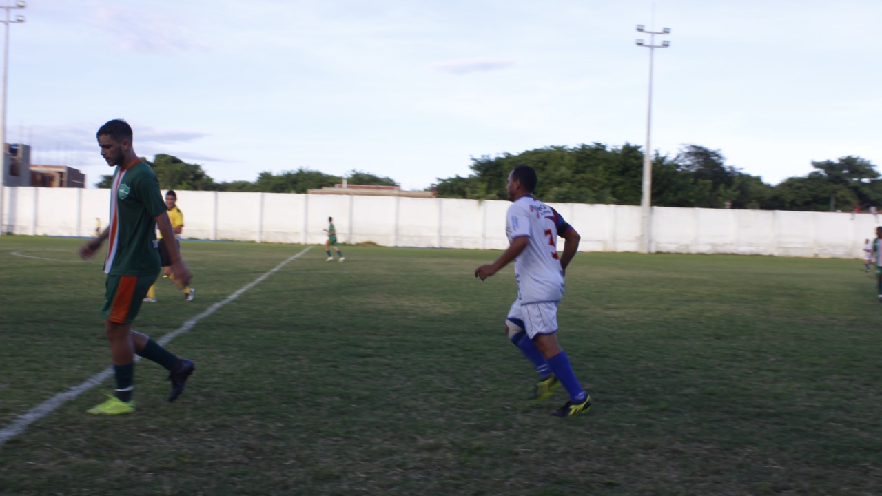 MULTIDÃO LOTA ESTÁDIO EM CLÁSSICO DO FUTEBOL EM LUÍS GOMES