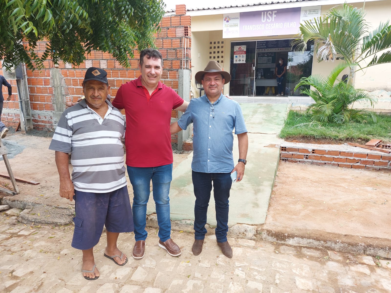 PREFEITO LUIZ CLAUDINO VISITA OBRA DA REFORMA DA UBS NO DISTRITO DE BANDARRA