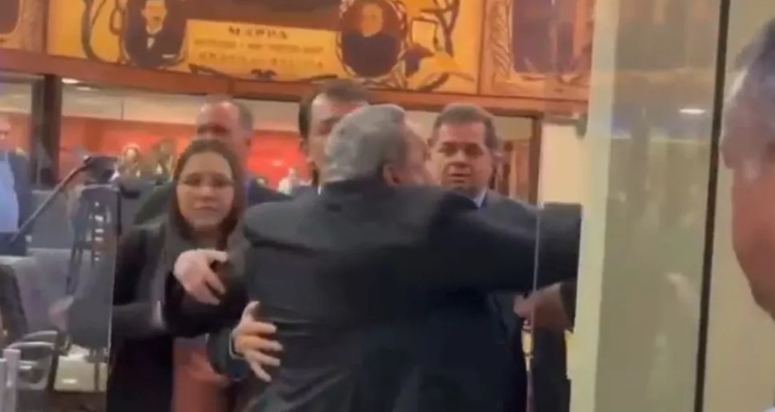PREFEITO CHAMA DEPUTADO DE ‘CORNO’, TEM PRINCIPIO DE INFARTO E VAI PARAR NA UTI
